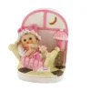Bébé fille fenêtre Patisdécor