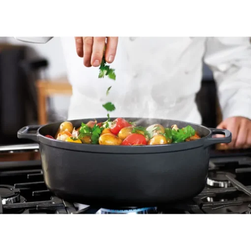 Le Chasseur cocotte ovale avec couvercle noire 35 x 28 cm
